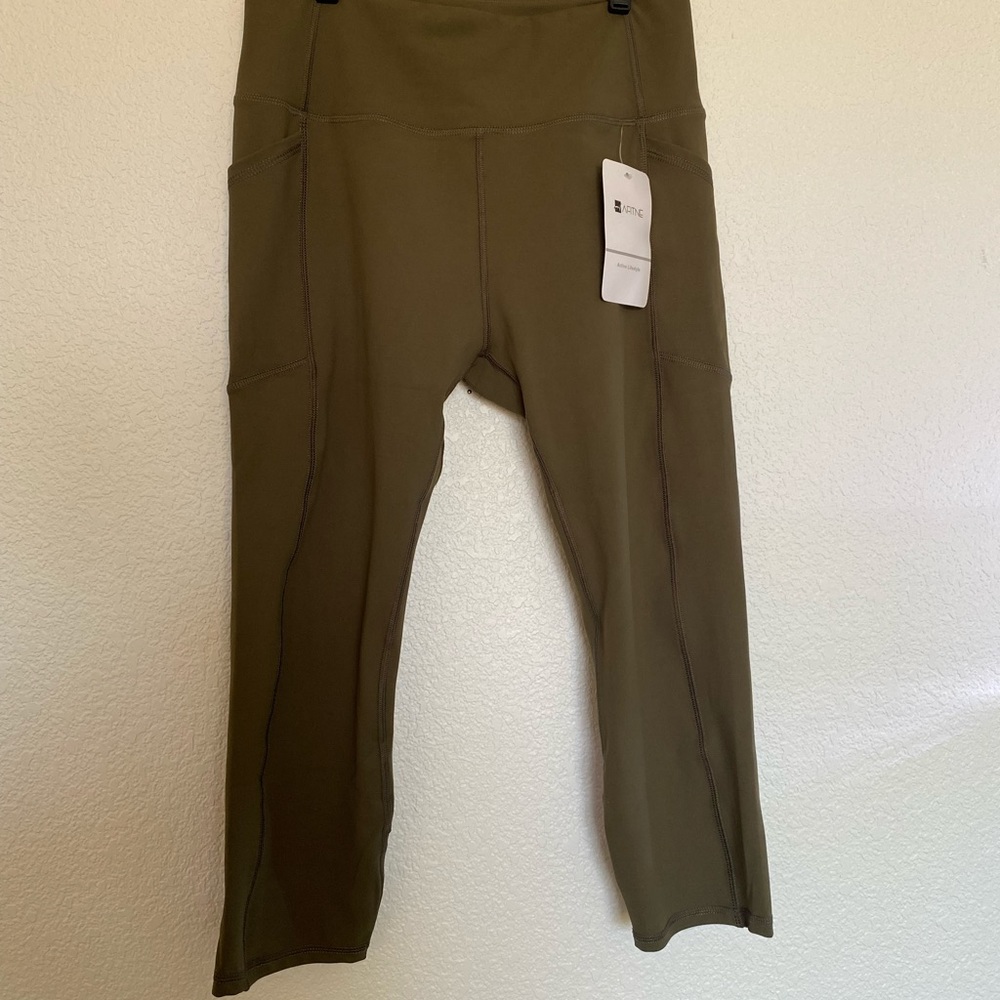 Green cropped workout leggings
